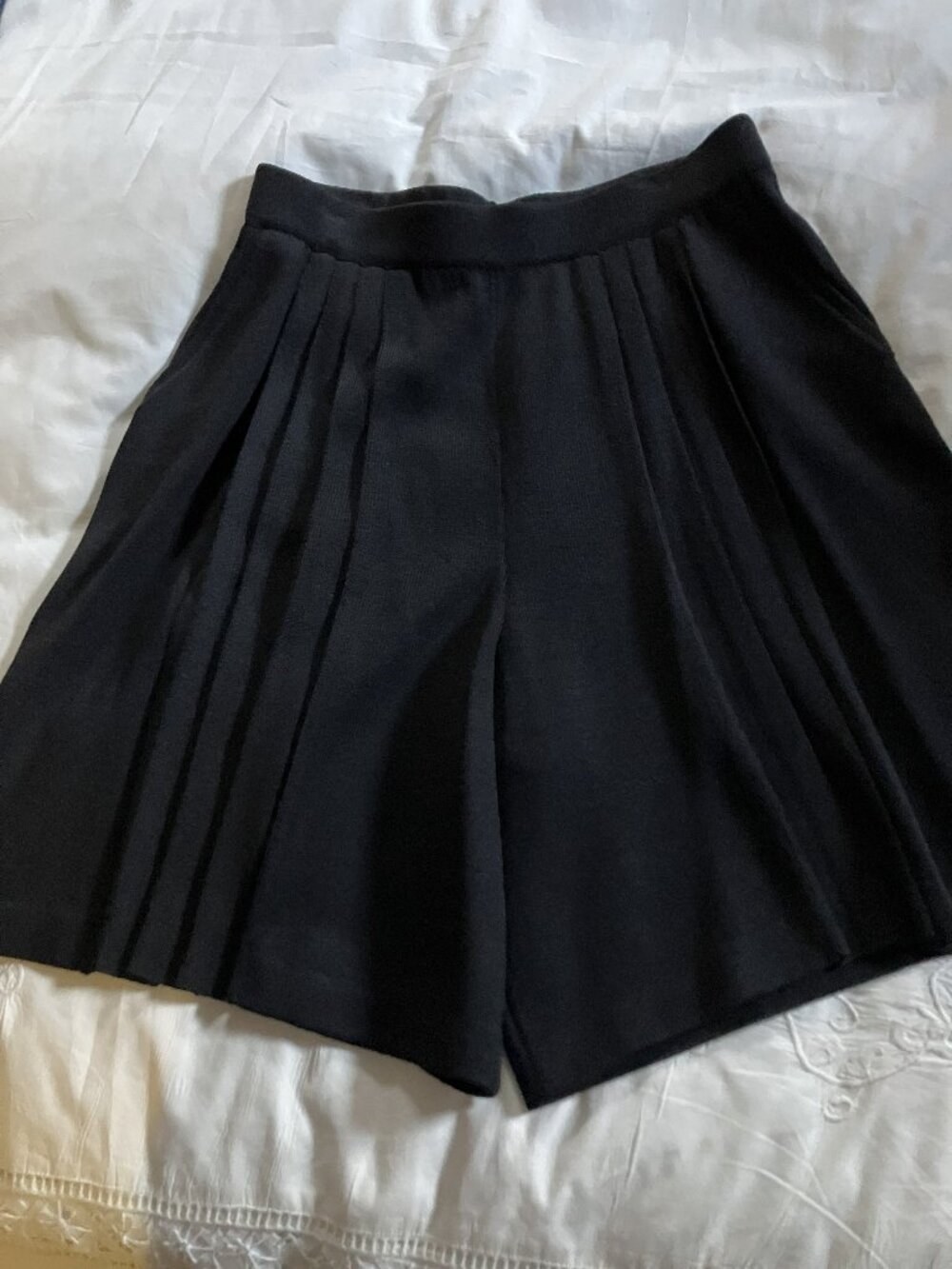 St. John Collection Pleated Walking Shorts in Black Santana Knit Size 10 with Po